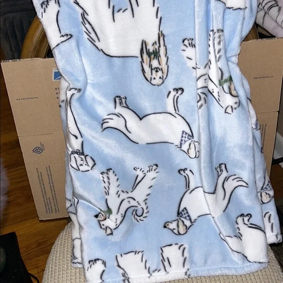 BNWT Baby Blue Dog Plush Throw - Picture 2 of 3